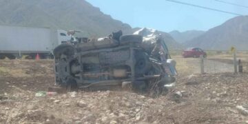 Camioneta de auxilio termina volcada tras choque con remolque de caballos en García, Nuevo León