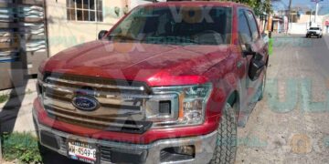 Camioneta de contratista de la CFE causa aparatoso accidente en Ciudad Victoria