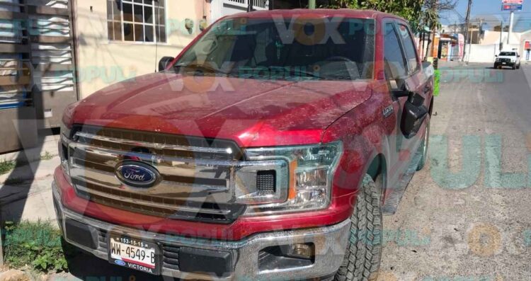 Camioneta de contratista de la CFE causa aparatoso accidente en Ciudad Victoria