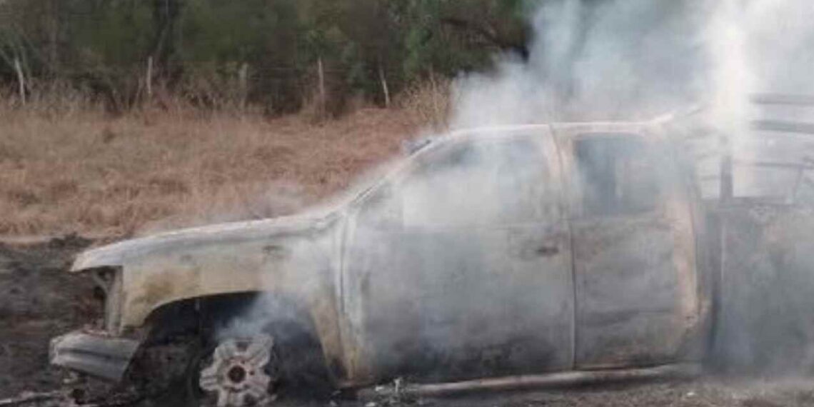Camioneta de familia victorense se incendia en San Fernando, Tamaulipas