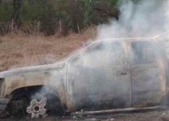 Camioneta de familia victorense se incendia en San Fernando, Tamaulipas