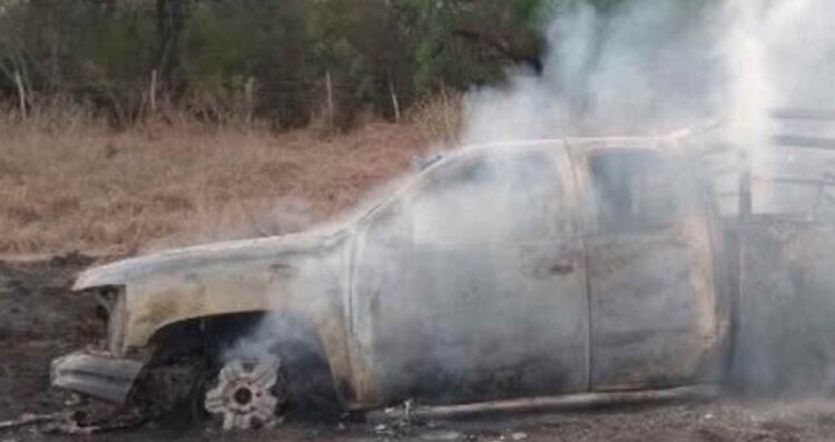 Camioneta de familia victorense se incendia en San Fernando, Tamaulipas