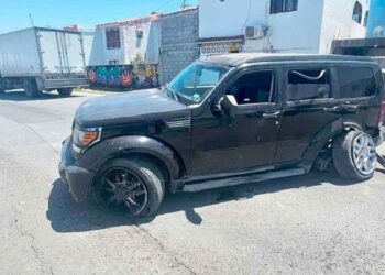 Camioneta derriba poste tras perder el control en Nuevo Laredo, Tamaulipas