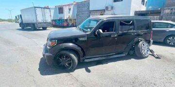 Camioneta derriba poste tras perder el control en Nuevo Laredo, Tamaulipas