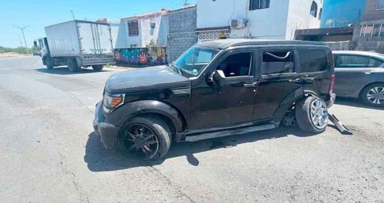 Camioneta derriba poste tras perder el control en Nuevo Laredo, Tamaulipas