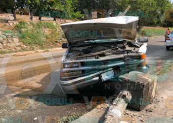 Camioneta derriba poste tras perder el control en avenida de Ciudad Madero, Tamaulipas