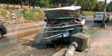 Camioneta derriba poste tras perder el control en avenida de Ciudad Madero, Tamaulipas