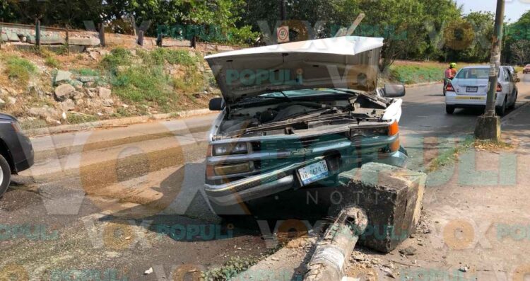 Camioneta derriba poste tras perder el control en avenida de Ciudad Madero, Tamaulipas