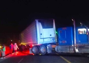 Camioneta se impacta contra tráiler en Tula, Tamaulipas