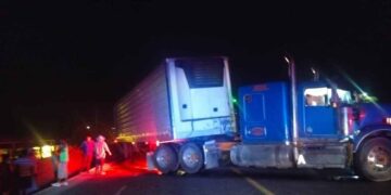 Camioneta se impacta contra tráiler en Tula, Tamaulipas