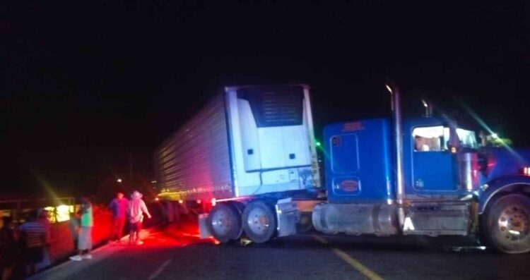 Camioneta se impacta contra tráiler en Tula, Tamaulipas