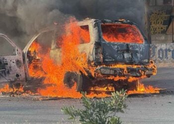 Camioneta se incendia en zona norte de Monterrey; ocupantes logran salir a tiempo
