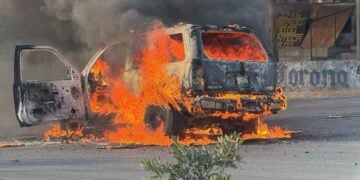 Camioneta se incendia en zona norte de Monterrey; ocupantes logran salir a tiempo