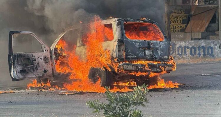 Camioneta se incendia en zona norte de Monterrey; ocupantes logran salir a tiempo