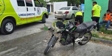 Camioneta y motocicleta chocan en Nuevo Laredo, Tamaulipas