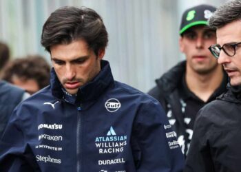¿Cuánto pagará de multa Carlos Sainz? Llego tarde al himno