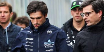 ¿Cuánto pagará de multa Carlos Sainz? Llego tarde al himno
