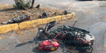 Casco partido en dos le salva la vida tras fuerte choque en Ciudad Victoria, Tamaulipas