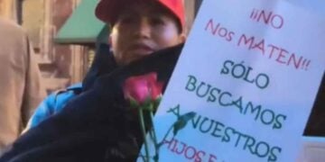 Cecilia Flores, Madre buscadora de Sonora, pide audiencia a Sheinbaum y reparte rosas en el Palacio Nacional
