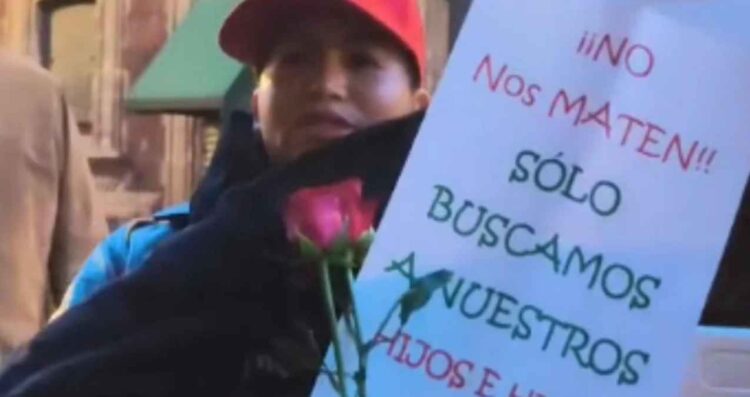 Cecilia Flores, Madre buscadora de Sonora, pide audiencia a Sheinbaum y reparte rosas en el Palacio Nacional