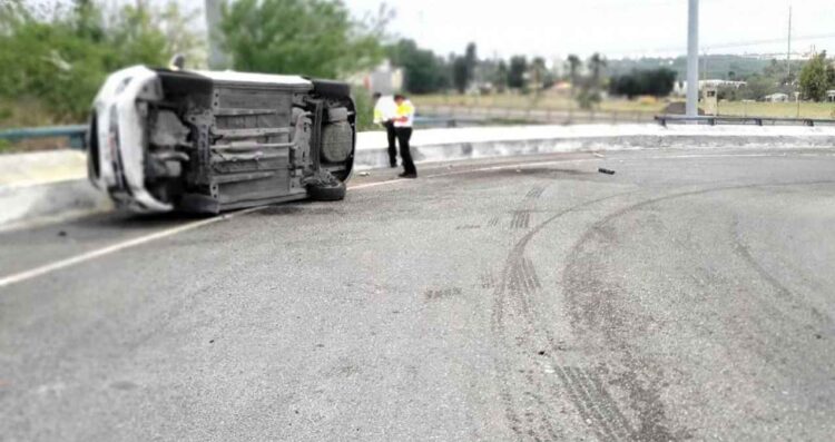 Nuevo Laredo vehículo volcado