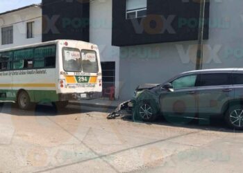 Choca microbús contra camioneta en el centro de Ciudad Victoria