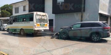 Choca microbús contra camioneta en el centro de Ciudad Victoria