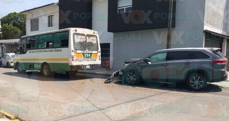 Choca microbús contra camioneta en el centro de Ciudad Victoria