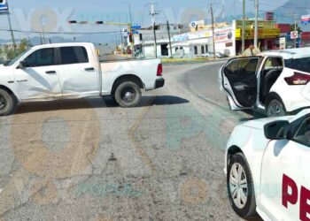 Chocan patrulla y camioneta en salida de centro comercial en Ciudad Victoria
