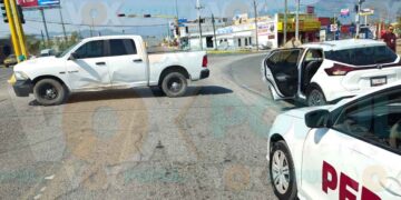 Chocan patrulla y camioneta en salida de centro comercial en Ciudad Victoria