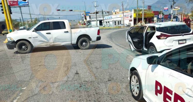 Chocan patrulla y camioneta en salida de centro comercial en Ciudad Victoria