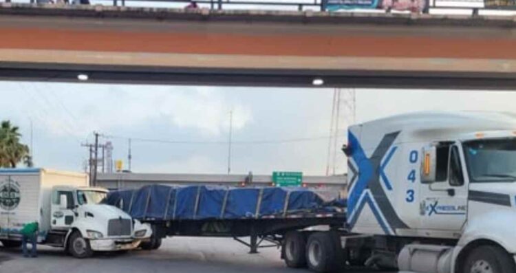 Chocan tráileres en Matamoros, Tamaulipas; solo hubo daños materiales