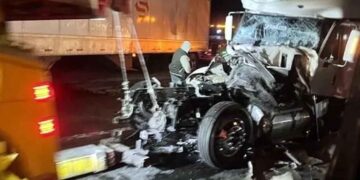 Chofer resulta herido tras choque entre tráileres en Doctor Arroyo, Nuevo León