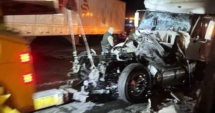 Chofer resulta herido tras choque entre tráileres en Doctor Arroyo, Nuevo León