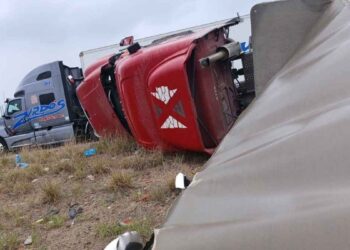 Chofer se salva de milagro tras volcadura de tráiler en Nuevo Laredo, Tamaulipas