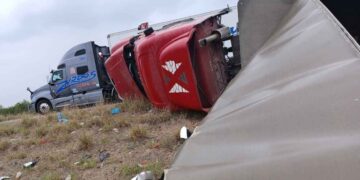 Chofer se salva de milagro tras volcadura de tráiler en Nuevo Laredo, Tamaulipas