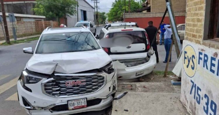 Choque camionetas Nuevo Laredo