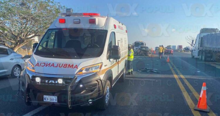 Choque entre auto y camión deja dos lesionados en el Libramiento Poniente de Tampico, Tamaulipas