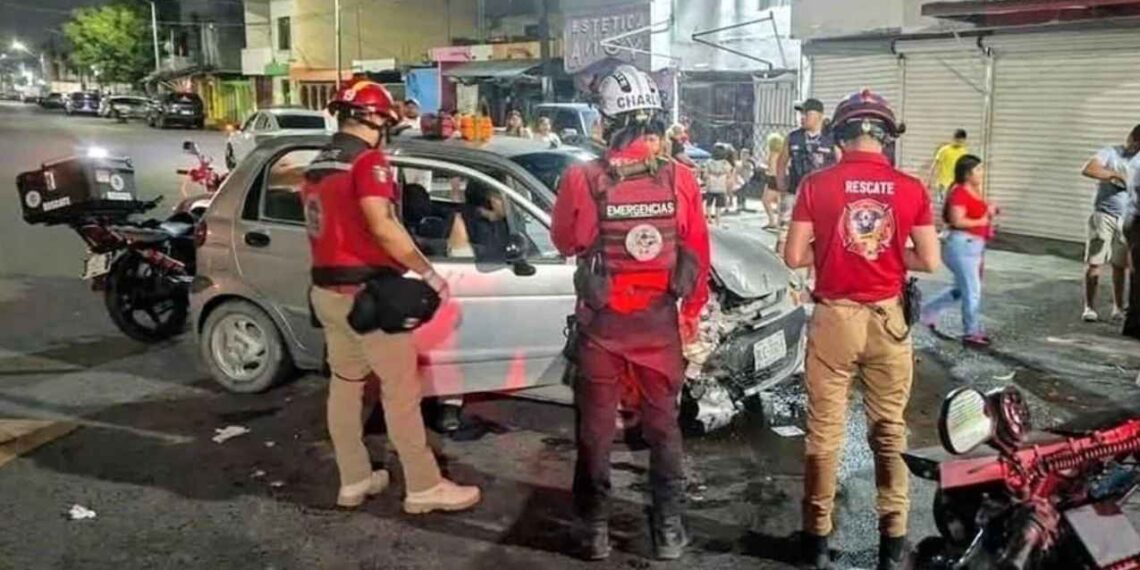 Choque frontal entre dos vehículos deja 4 heridos en Monterrey, Nuevo León