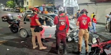 Choque frontal entre dos vehículos deja 4 heridos en Monterrey, Nuevo León