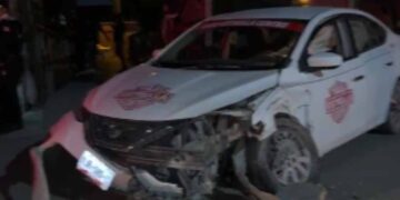 Choque frontal entre taxi y vehículo particular deja daños en Matamoros, Tamaulipas