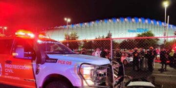 Choque múltiple afuera del Estadio Monterrey deja tres peatones atropellados