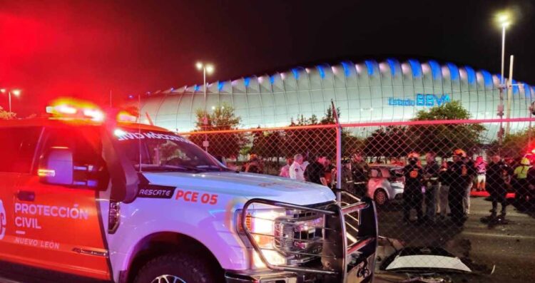 Choque múltiple afuera del Estadio Monterrey deja tres peatones atropellados