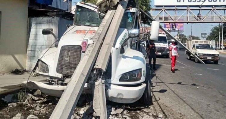 choque múltiple tres vehículos Monterrey