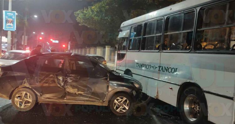 Accidente avenida Hidalgo Tampico deja dos lesionados