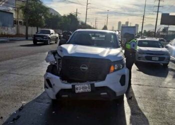 Choque por alcance en la Avenida Díaz Ordaz deja a dos empleados heridos en San Pedro, NL