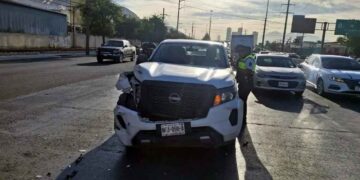 Choque por alcance en la Avenida Díaz Ordaz deja a dos empleados heridos en San Pedro, NL