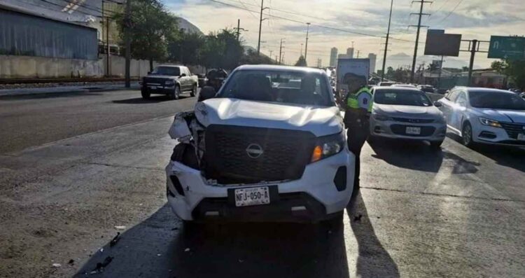 Choque por alcance en la Avenida Díaz Ordaz deja a dos empleados heridos en San Pedro, NL