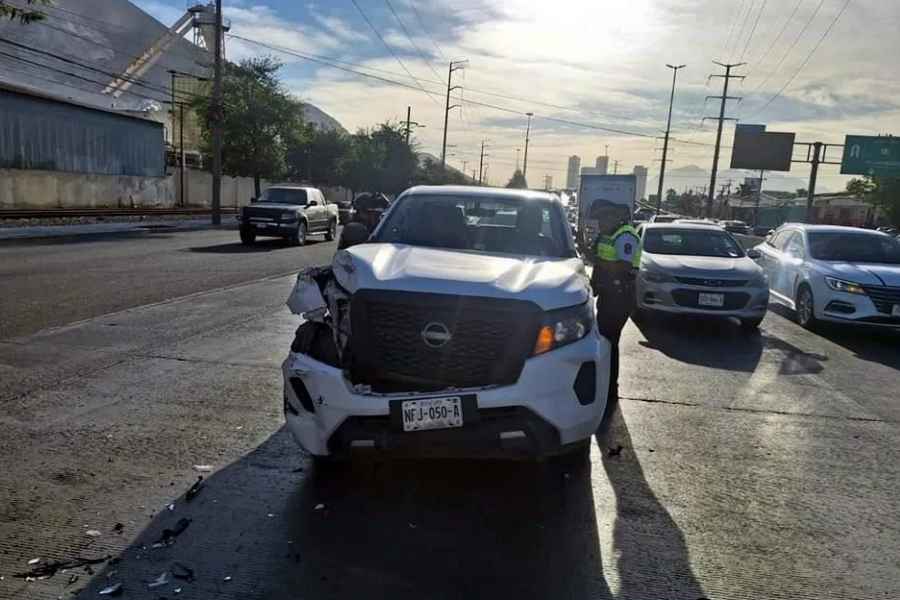 Choque por alcance en la Avenida Díaz Ordaz deja a dos empleados heridos en San Pedro, NL