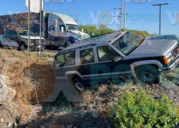Choque por alcance en la carretera Victoria-Monterrey termina con vehículo en un vado